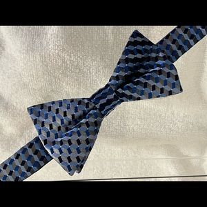 New condition mens Van Heusen patterned 100% silk pre-tied adjustable bow tie.